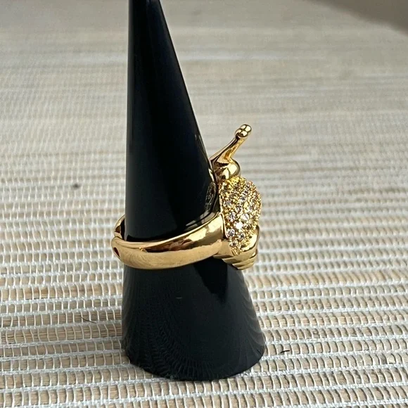 Adjustable pavé covered gold snail ring - Picture 3 of 5